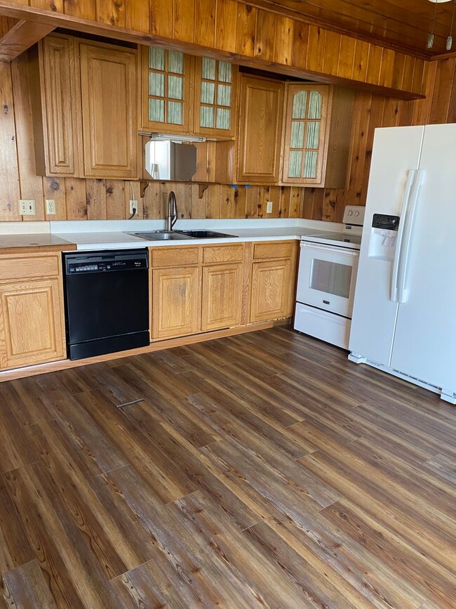 Building Photo - 2 Bed 1 Bath LAKE RENTAL