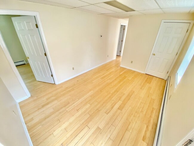 Building Photo - 3 Bedroom in Burlington w/ LAUNDRY, OFF STREET PARKING, STORAGE Available NOW!