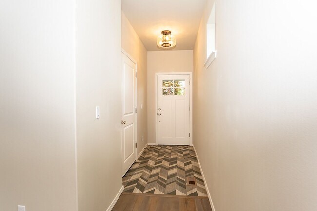 Building Photo - End-Unit Townhome in Desirable Midtown Neighborhood