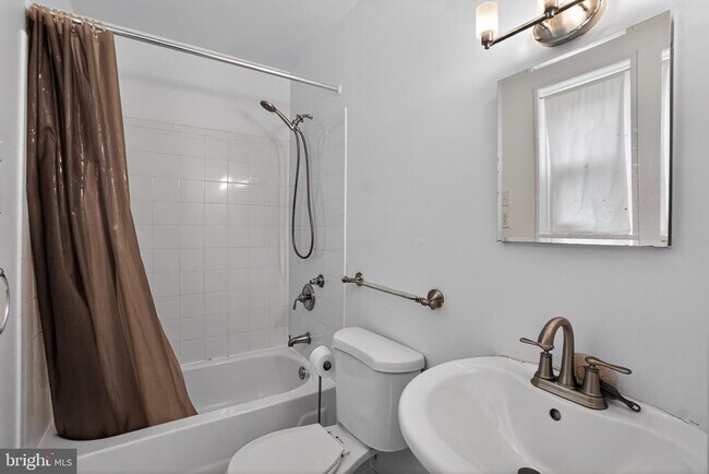 Building Photo - 9211 E Parkhill Dr