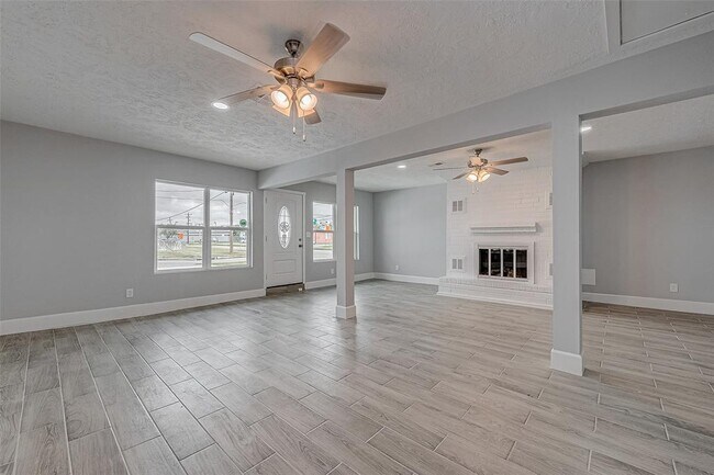 Building Photo - 300 Lane Dr