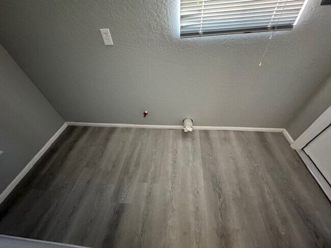 Building Photo - 2BR Remodeled and Updated, Large cement pa...