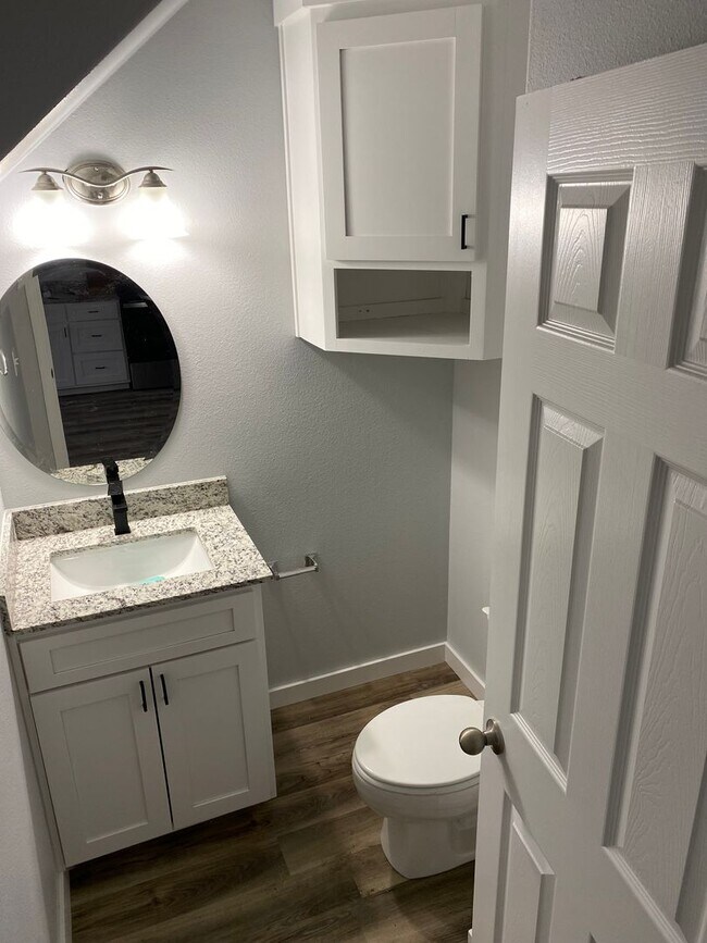 Building Photo - School Year Lease! 3 Bedrooms, 2.5 Bathrooms Townhouse near University of Arkansas - 1x Car Garag...