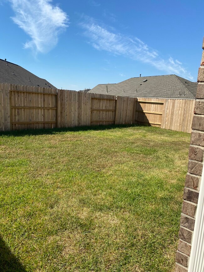 Large backyard - 23907 Steep Climb Dr