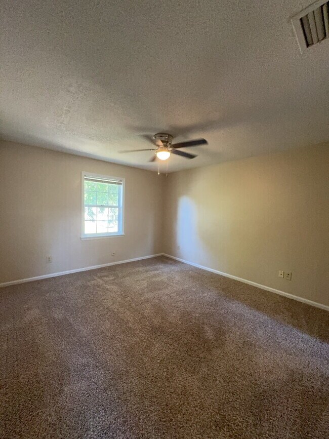 Building Photo - Stunning 3 Bed, 2.5 Bath Home with 1536 Sq Ft in Jacksonville, NC!