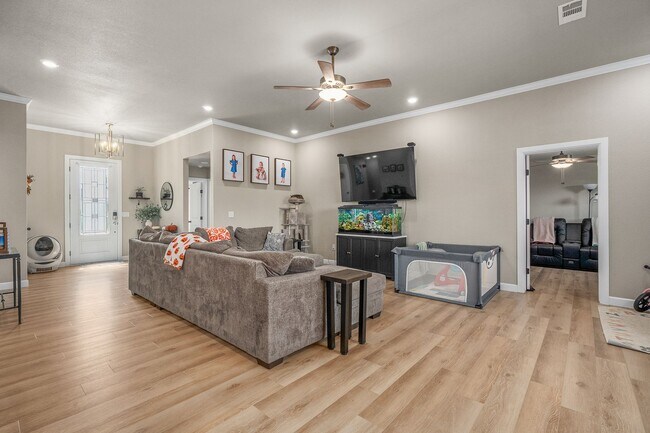 Building Photo - Modern Living: Spacious 5 Bed, 2 Bath Home...