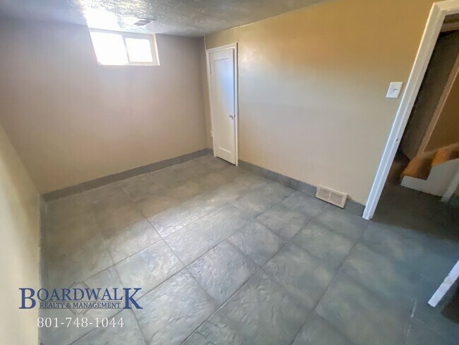Building Photo - Charming 3 Bed 2 Bath Home in Holladay wit...