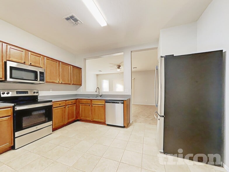 Building Photo - 45209 Miraflores St