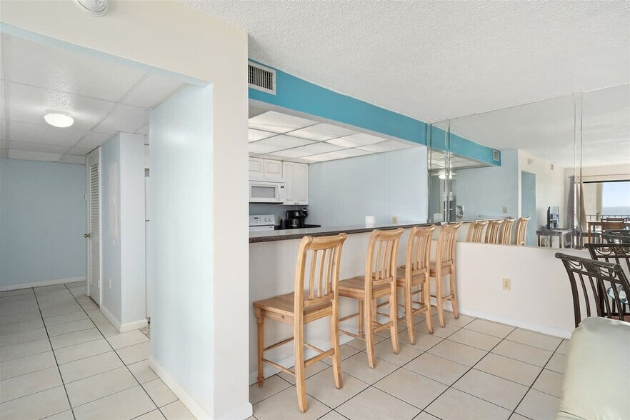 Building Photo - 8815 Thomas Dr