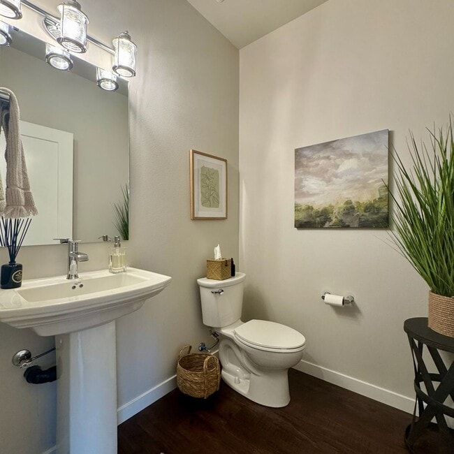 Building Photo - Cute, modern 2 bed 2.5 bath condo for rent!