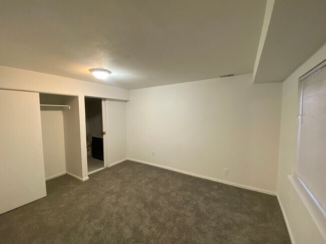 Building Photo - Spacious Aurora Townhome