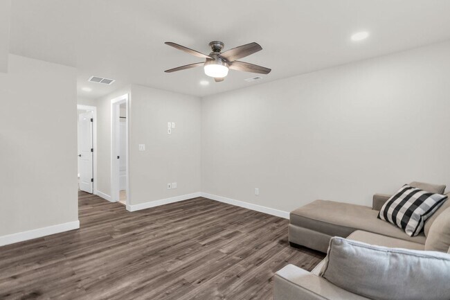 Building Photo - Spacious 6 Bed Home with Dual Kitchens, EV Charging & Modern Finishes in Layton