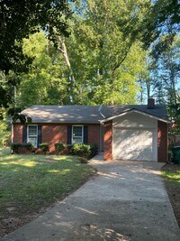 Building Photo - 3 Bedroom 2 Bath Brick House
