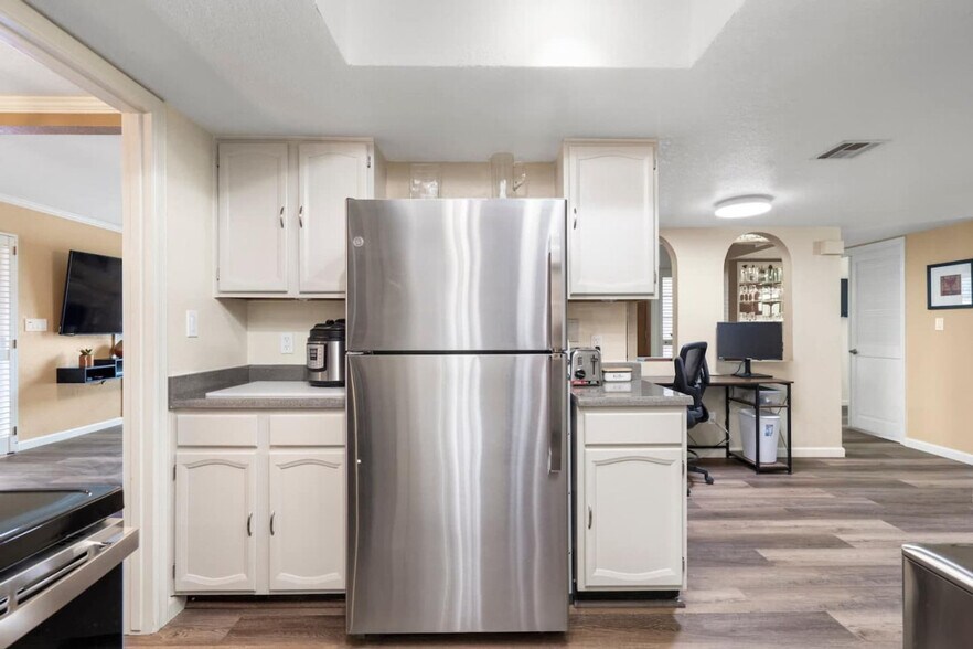 Building Photo - 8314 N 21st Dr