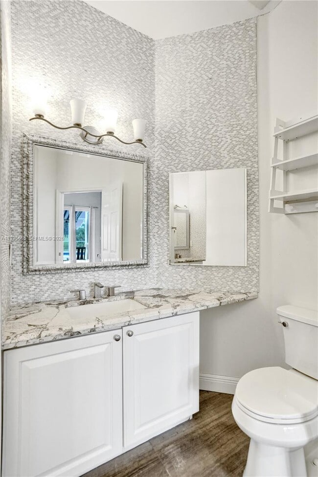 Building Photo - 652 W Palm Aire Dr