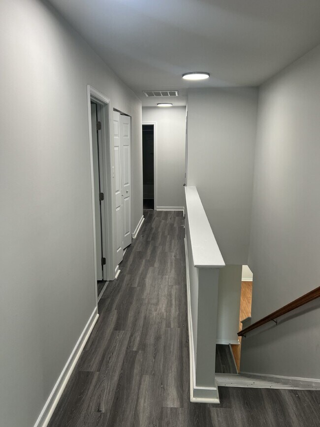Building Photo - Spacious 6-Bedroom Home with 3 Bathrooms i...