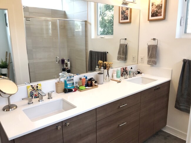 Building Photo - Gorgeous, Airy Townhome on Treelined Stree...