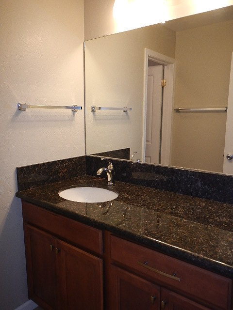 Building Photo - 2 bedroom, 1 bath, Roundtree Court in the ...