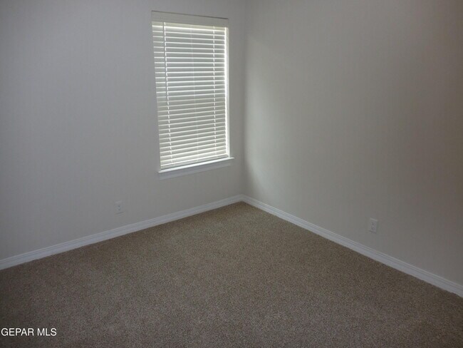Building Photo - 561 Oakmont