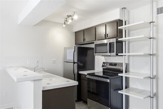 Building Photo - 2302 East Side Dr