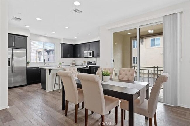 Building Photo - 747 Savi Dr