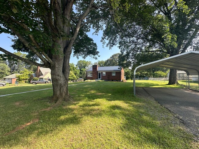 Building Photo - One Level Brick House Near University of L...
