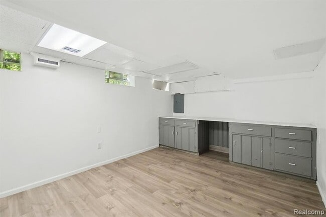 Building Photo - 19211 Birwood St