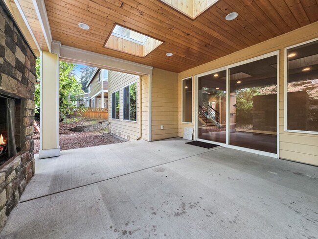 Building Photo - Modern 5-Bedroom Kirkland Home with Solar ...