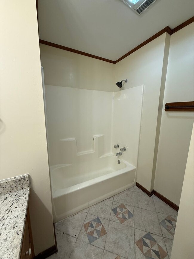 Building Photo - 3BD 2BA FLAT APARTMENT DOWNSTAIRS