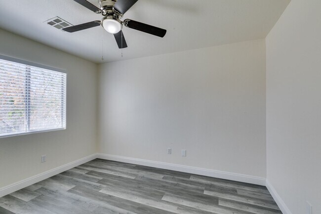 Building Photo - Stunning 4 bedroom, 2.5 bathroom