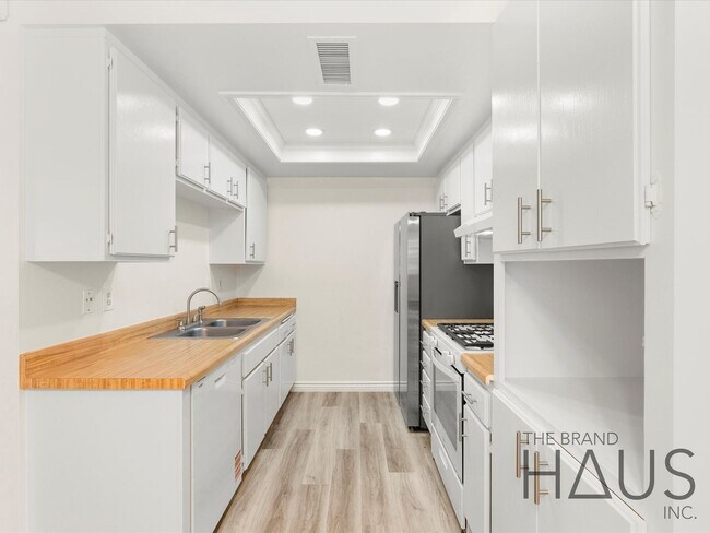 Building Photo - 2.5 Bed + 1.5 Bath + 2 Car Garage + Centra...