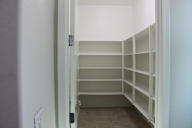 Building Photo - 3458 E Loma Vista St