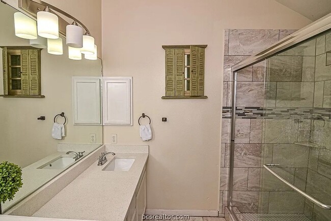 Building Photo - Newly Remodeled Unit!