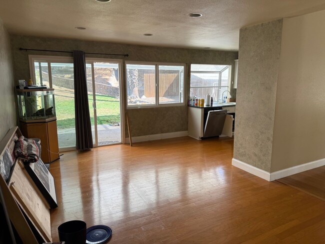 Building Photo - New Photos! Lovely One Level home in Valen...
