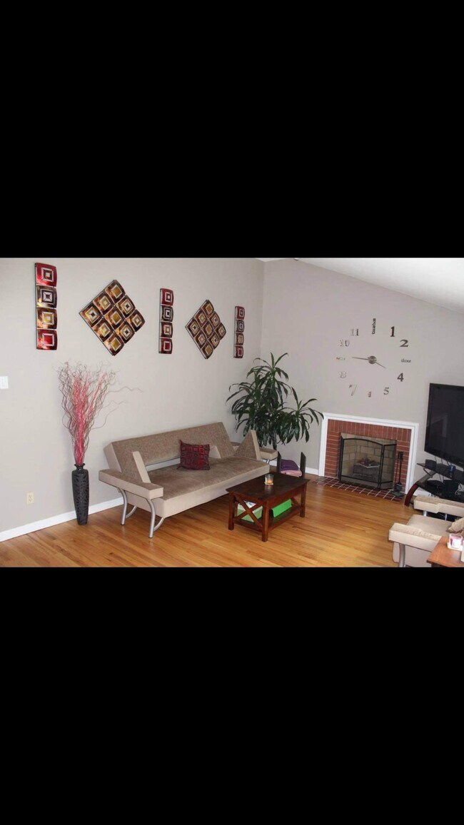 Building Photo - 24 Greenbrier Dr