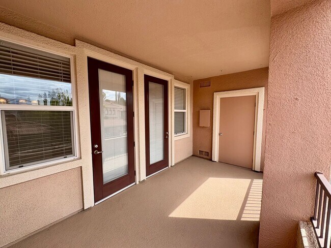 Building Photo - Nice Condo w/Garage in Roseville
