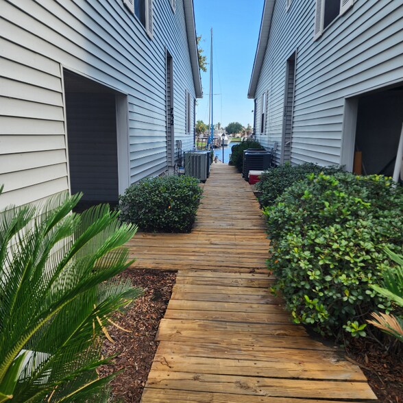 Building Photo - 732 Marina Dr