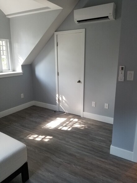 Building Photo - 327 S 46th St