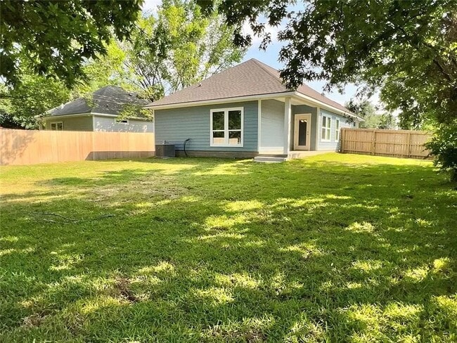 Building Photo - 4 Bedroom 3 Bath