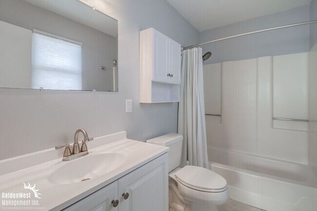 Building Photo - Scenic 4Bdm 2Ba Oasis with Panoramic Views...