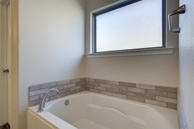 Building Photo - Immaculate newer 4/3/2 1/2 block from Quin...