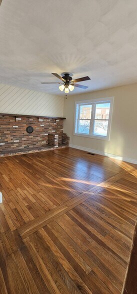 Building Photo - 7901 Elm St