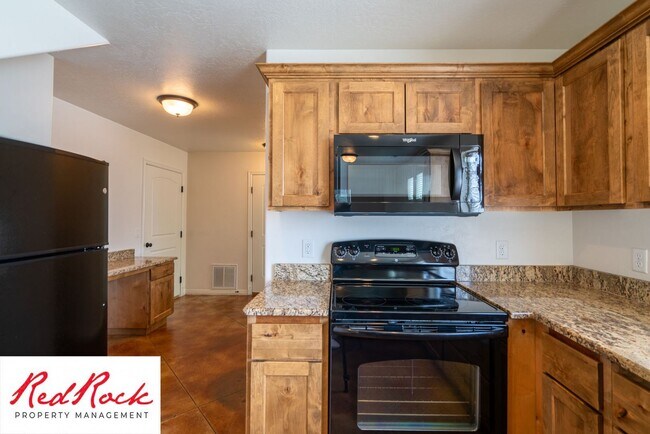 Building Photo - DOG-FRIENDLY 4 Bedroom Townhome with INTERNET INCLUDED!