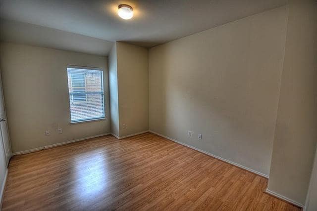 Building Photo - 831 Lake Forest Trl