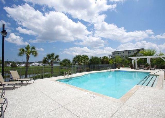 Building Photo - 10 Marina Dr