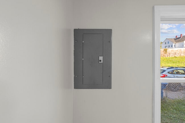 Building Photo - 243 N Main St