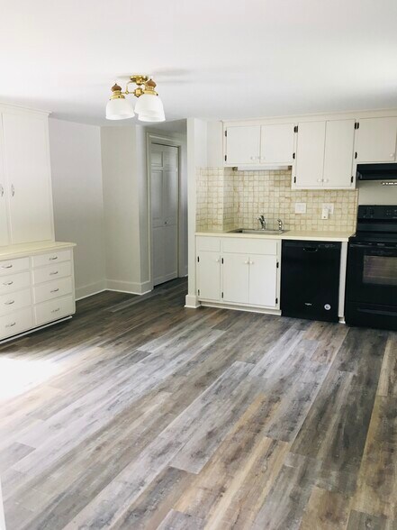 Primary Photo - 48 Clapboardtree St