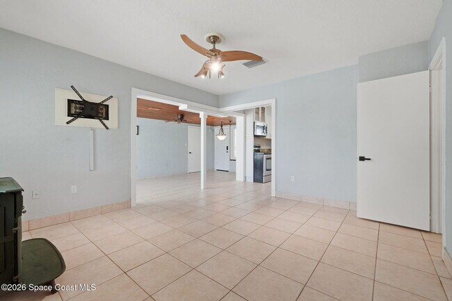 Building Photo - 394 Royal Palm Dr