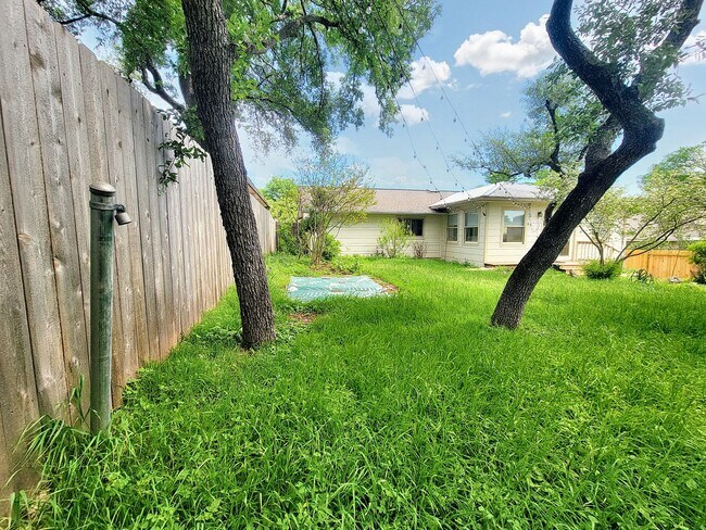 Building Photo - 3/BR 2/BA Single-Level Home with Sunroom a...