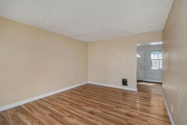 Building Photo - Lovely 2-Bed/1-Bath Townhouse – 850 sq. ft. of Modern Comfort - Ask about our security deposit al...
